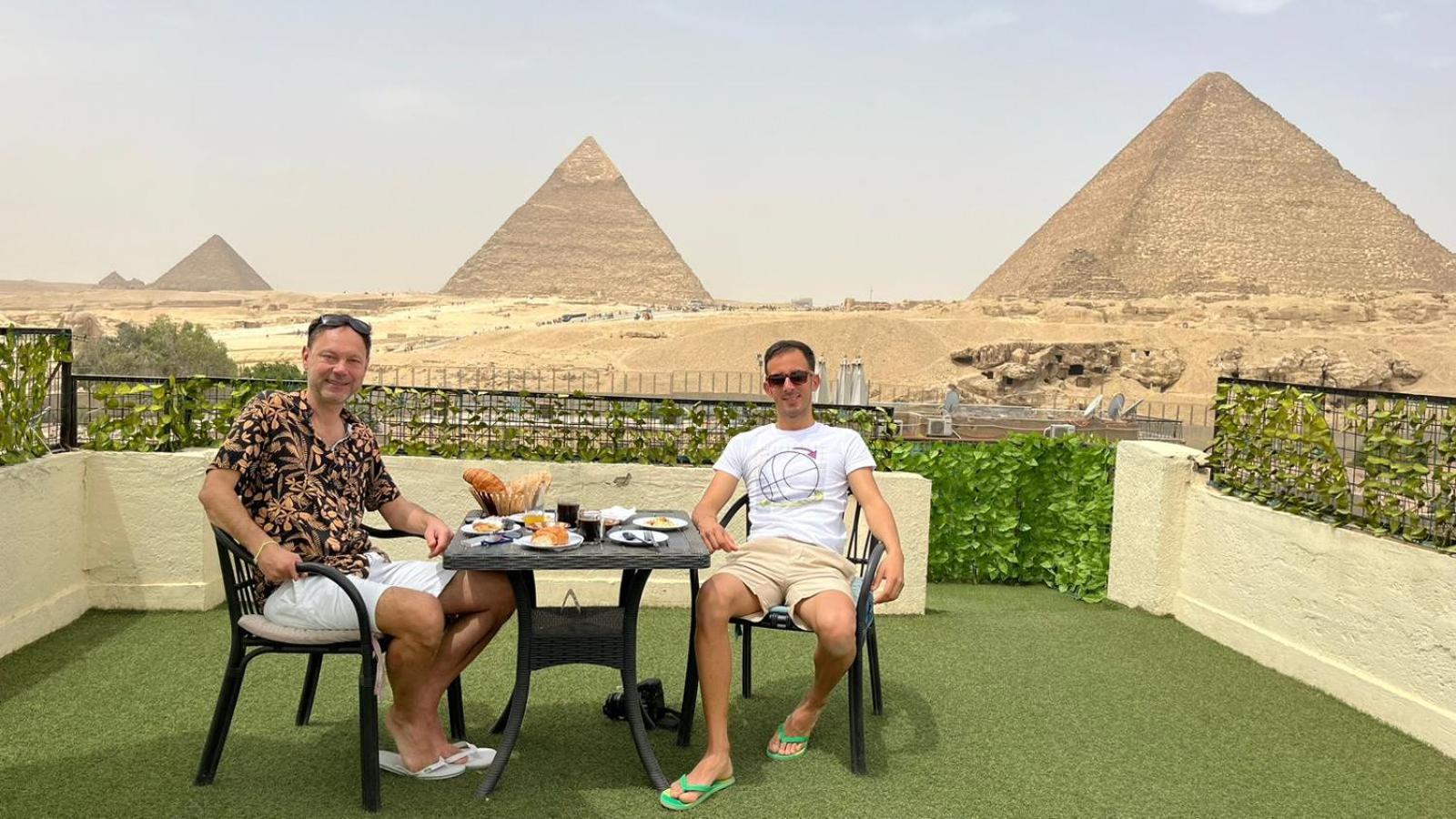Solima Pyramids Inn Kafret el-Gabal Exteriör bild